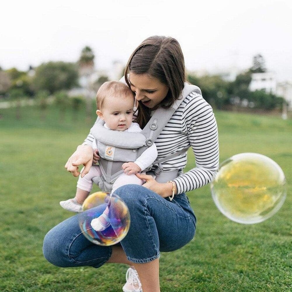 Porte Bébé - BreathBabyBag™ - Gris - Doudou et Fripouille